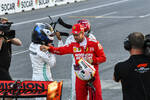 Foto zur News: Sebastian Vettel (Ferrari) und Valtteri Bottas (Mercedes)