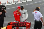 Foto zur News: Sebastian Vettel (Ferrari) und Lewis Hamilton (Mercedes)