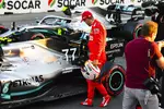 Foto zur News: Sebastian Vettel (Ferrari) und Valtteri Bottas (Mercedes)