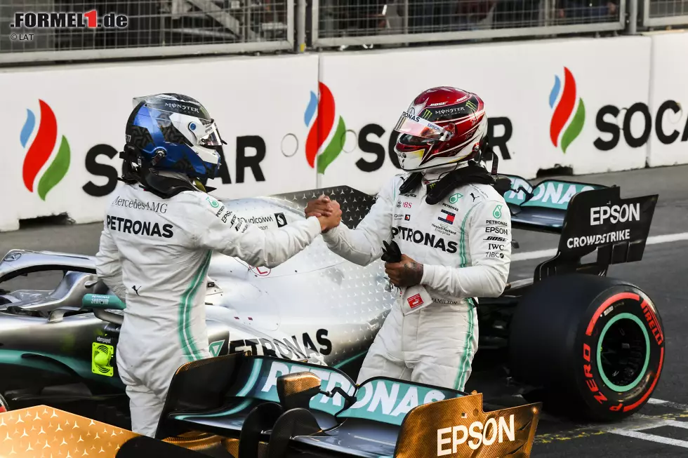 Foto zur News: Valtteri Bottas (Mercedes) und Lewis Hamilton (Mercedes)