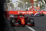 Foto zur News: Sebastian Vettel (Ferrari) und Sergio Perez (Racing Point)