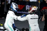 Foto zur News: Valtteri Bottas (Mercedes) und Lewis Hamilton (Mercedes)