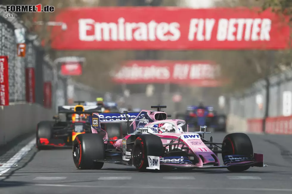 Foto zur News: Sergio Perez (Racing Point) und Max Verstappen (Red Bull)