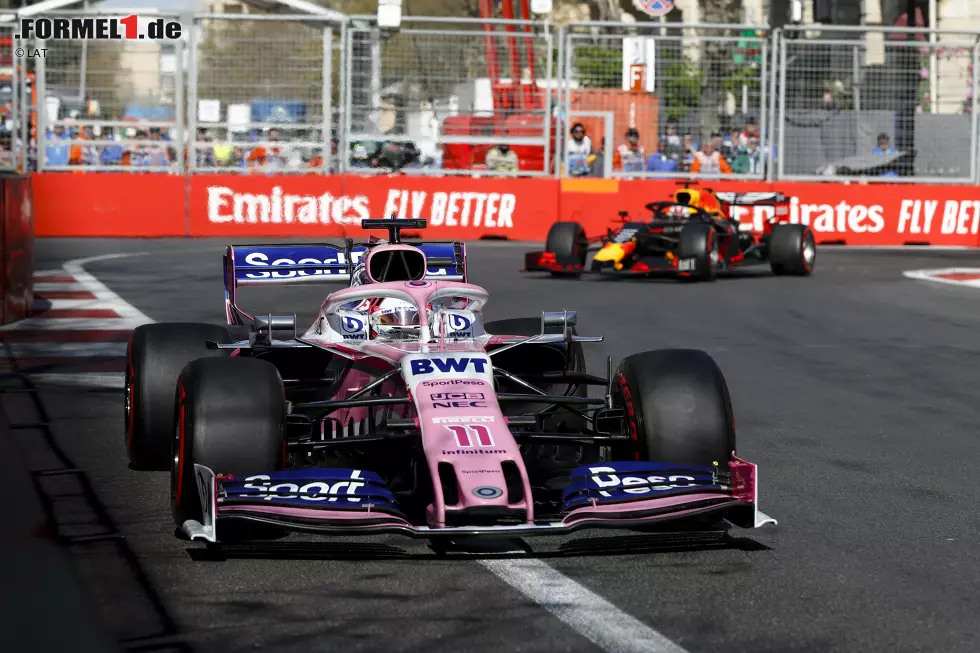 Foto zur News: Sergio Perez (Racing Point) und Max Verstappen (Red Bull)