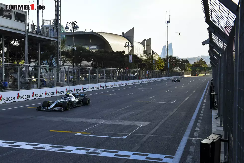 Foto zur News: Valtteri Bottas (Mercedes) und Lewis Hamilton (Mercedes)