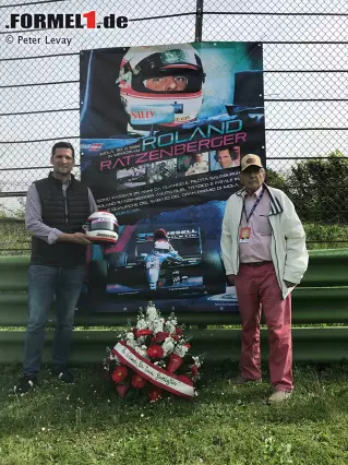 Foto zur News: Peter Levay und Rudolf Ratzenberger beim Besuch in Imola am vergangenen Wochenende.