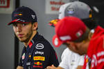 Foto zur News: Pierre Gasly (Red Bull) und Sebastian Vettel (Ferrari)