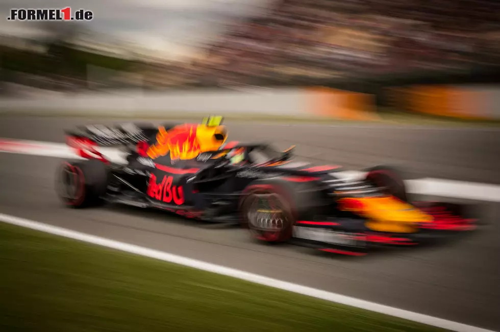 Foto zur News: Max Verstappen ist nicht für seine übermäßige Gelassenheit bekannt. Das kennt man spätestens seit Brasilien 2018. Schon vergessen, wie er Esteban Ocon an die Gurgel gegangen ist? Jetzt durchklicken!