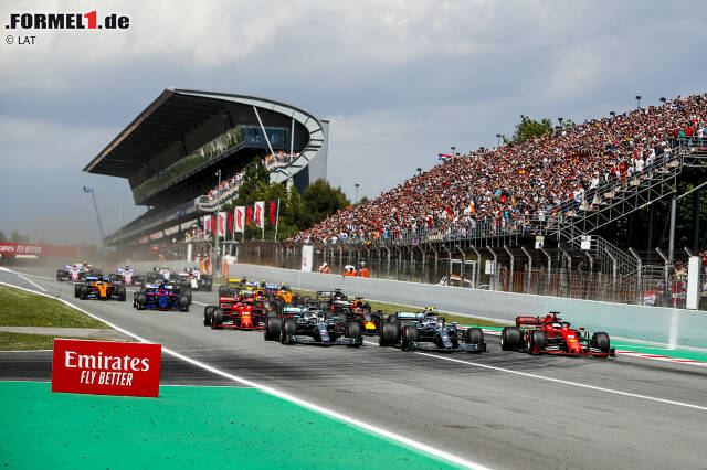 Foto zur News: Lewis Hamilton zieht sofort auf der günstigeren Innenbahn auf gleiche Höhe, Sebastian Vettel macht mit dem Ferrari eine dritte Spur auf