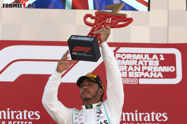 Foto zur News: Mehr noch: Hamilton schickte den Siegerpokal aus Spanien zu Harry in die Heimat