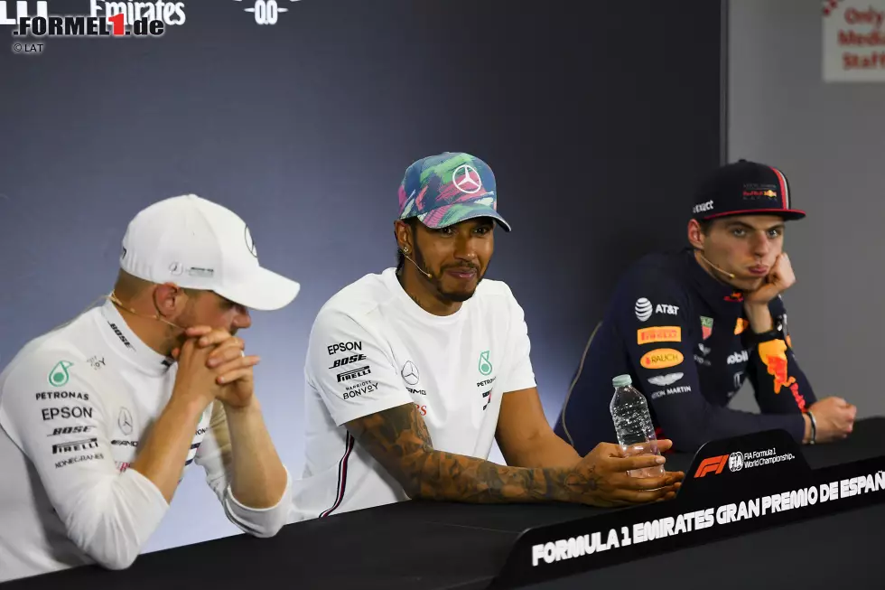 Foto zur News: Valtteri Bottas (Mercedes), Lewis Hamilton (Mercedes) und Max Verstappen (Red Bull)