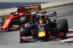 Foto zur News: Max Verstappen (Red Bull) vor Sebastian Vettel (Ferrari)