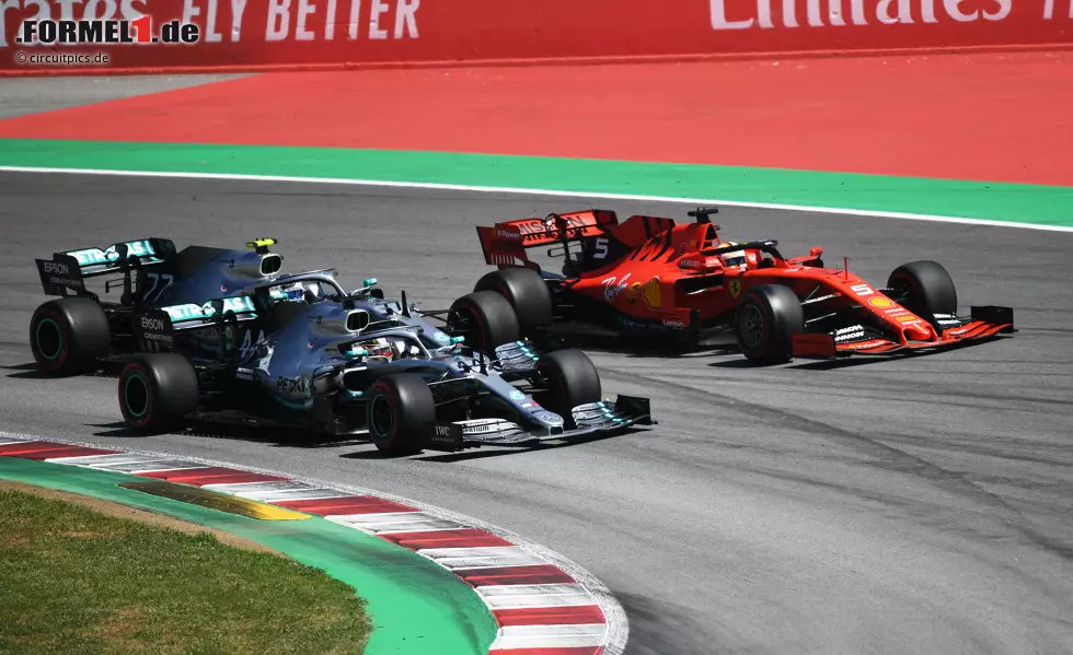 Foto zur News: Lewis Hamilton (Mercedes) vor Sebastian Vettel (Ferrari) und  Valtteri Bottas (Mercedes)