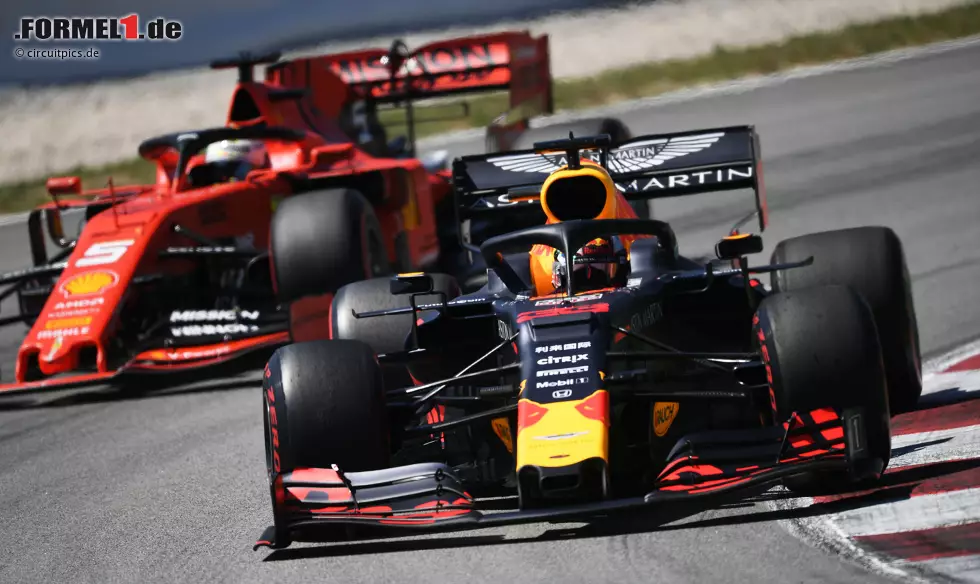 Foto zur News: Max Verstappen (Red Bull) vor Sebastian Vettel (Ferrari)