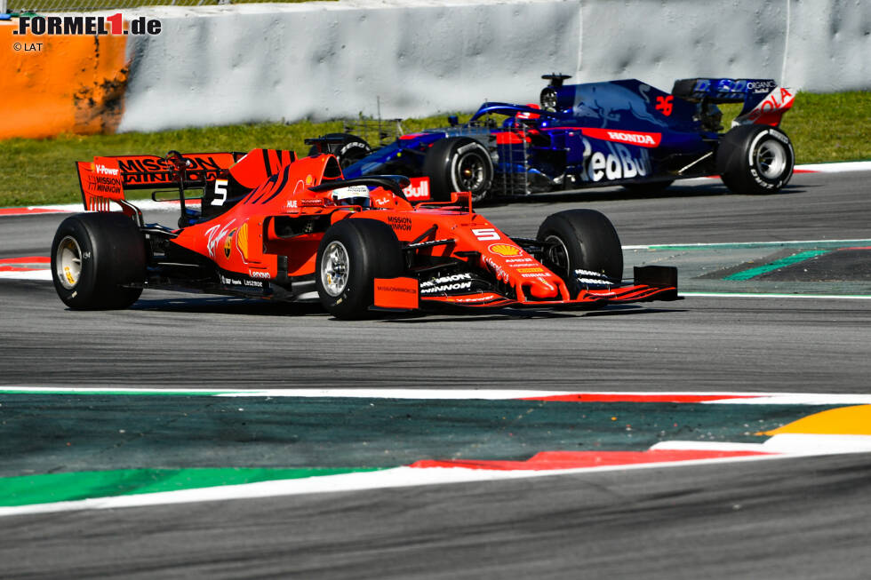 Foto zur News: Sebastian Vettel (Ferrari) und Daniil Kwjat (Toro Rosso)