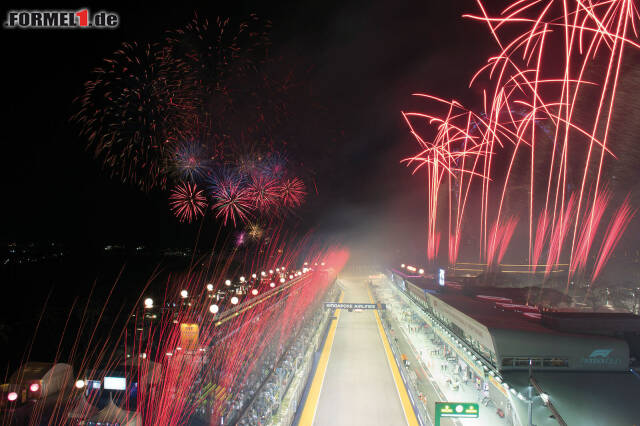 Foto zur News: Feuerwerk über der Boxengeraden des Singapur Grand Prix