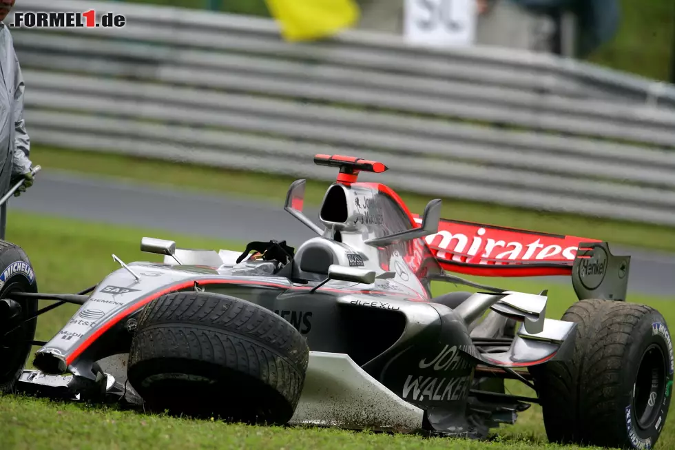 Schlecht läuft's auch beim 100. Grand Prix: 2006 in Budapest startet er von der Pole, scheidet aber nach einem Crash aus. Foto zur News: Schlecht läuft's auch beim 100. Grand Prix: 2006 in Budapest startet er von der Pole, scheidet aber nach einem Crash aus.