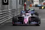 Foto zur News: Sergio Perez (Racing Point) und Valtteri Bottas (Mercedes)