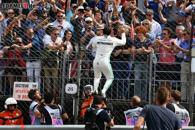 Foto zur News: Lewis Hamilton jubelte auf den Spuren von "Spiderman" Helio Castroneves. Klicken Sie sich jetzt durch die emotionalsten Jubelfotos!