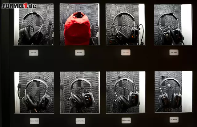 Niki Laudas rote Kappe an der Headset-Wall: Ein Foto, das um die Welt gegangen ist. Foto zur News: Niki Laudas rote Kappe an der Headset-Wall: Ein Foto, das um die Welt gegangen ist.