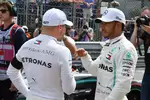 Foto zur News: Valtteri Bottas (Mercedes) und Lewis Hamilton (Mercedes)