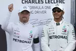 Foto zur News: Valtteri Bottas (Mercedes) und Lewis Hamilton (Mercedes)