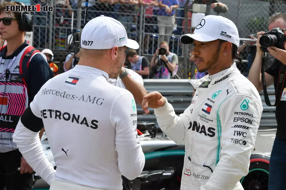 Foto zur News: Valtteri Bottas (Mercedes) und Lewis Hamilton (Mercedes)