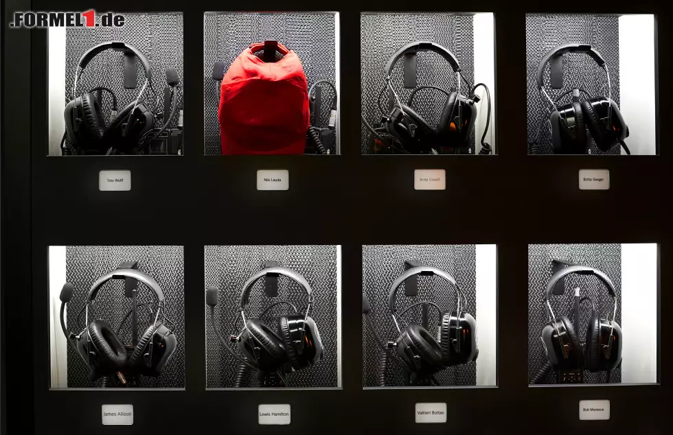 Foto zur News: Niki Laudas rote Kappe an der Headset-Wall: Ein Foto, das um die Welt gegangen ist.
