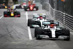 Foto zur News: Lewis Hamilton (Mercedes) und Valtteri Bottas (Mercedes)