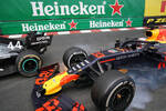Foto zur News: Max Verstappen (Red Bull) und Lewis Hamilton (Mercedes)