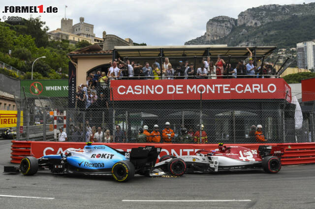 Foto zur News: Monaco 2019: Antonio Giovinazzi versucht, Robert Kubica zu überholen. Dabei touchiert er den Williams rechts hinten, sodass sich dieser dreht und die Strecke blockiert. Bereits in der Vergangenheit stellte Kurve 17 für einige Fahrer eine besondere Herausforderung dar ...