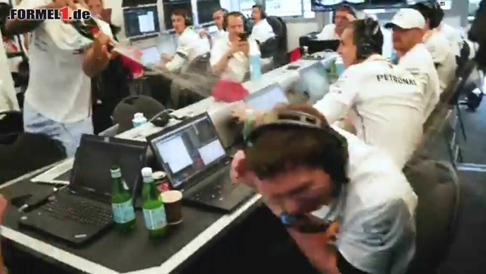 Foto zur News: Lewis Hamilton rächt sich an James Vowles mit einer Champagnerdusche. Von der Redaktion bekommt er für seine Fahrt Bestnoten. Jetzt durch unsere Bewertung klicken!