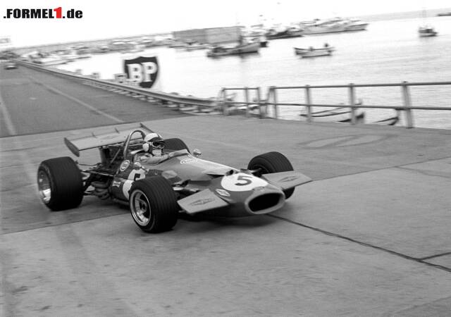 Foto zur News: Jack Brabham führt 1970 den Monaco-Grand-Prix an - bis zur vorletzten Kurve, die damals noch "Gasometer-Kurve" hieß. Dort verunfallt er und Jochen Rindt gewinnt.