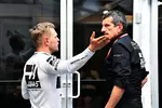 Foto zur News: Kevin Magnussen und Günther Steiner (Haas)