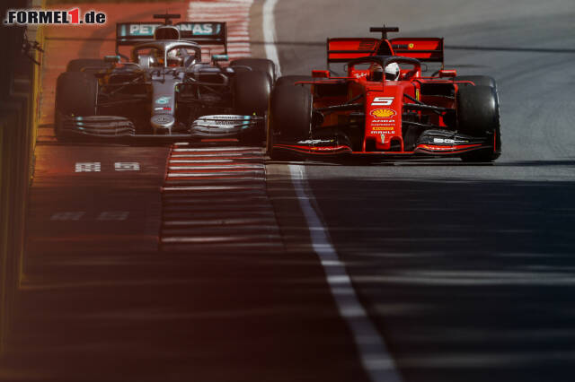 Foto zur News: Die umstrittene Szene: Vettel kommt von einem Ausritt zurück und schneidet Lewis Hamilton den Weg ab.