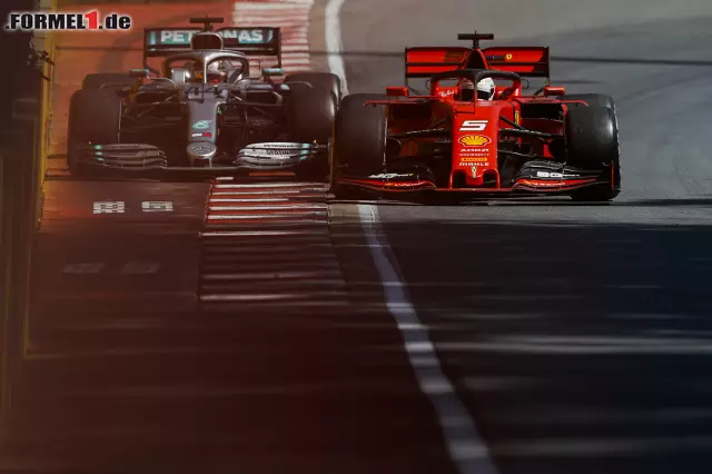 Foto zur News: Die umstrittene Szene: Vettel kommt von einem Ausritt zurück und schneidet Lewis Hamilton den Weg ab.