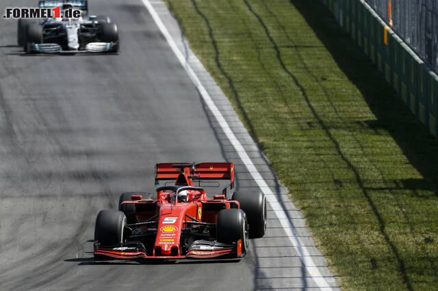 Foto zur News: Anschließend findet Hamilton keinen Weg mehr am Ferrari vorbei. Das muss er auch nicht, weil Vettel eine 5-Sekunden-Strafe aufgebrummt bekommt. Der Deutsche reagiert fuchsteufelswild.