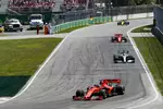 Foto zur News: Sebastian Vettel (Ferrari), Lewis Hamilton (Mercedes) und Charles Leclerc (Ferrari)