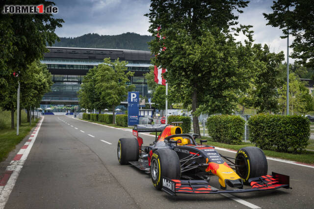 Foto zur News: Der Red Bull RB15 startet heute in Spielberg zur großen Österreich-Tour.