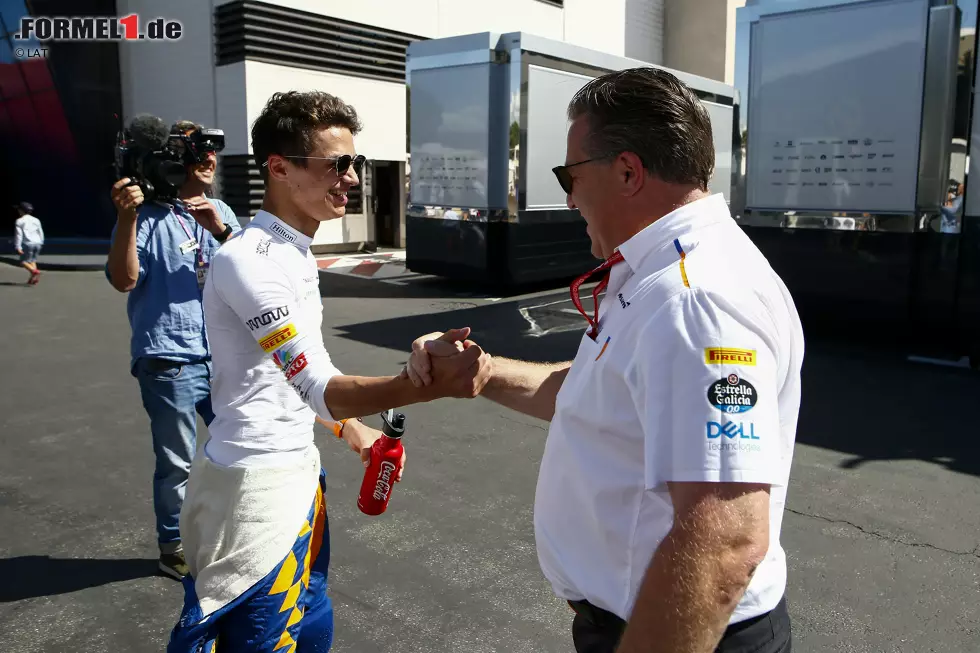 Foto zur News: Lando Norris (McLaren) und Zak Brown