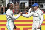 Foto zur News: Lewis Hamilton (Mercedes) und Valtteri Bottas (Mercedes)