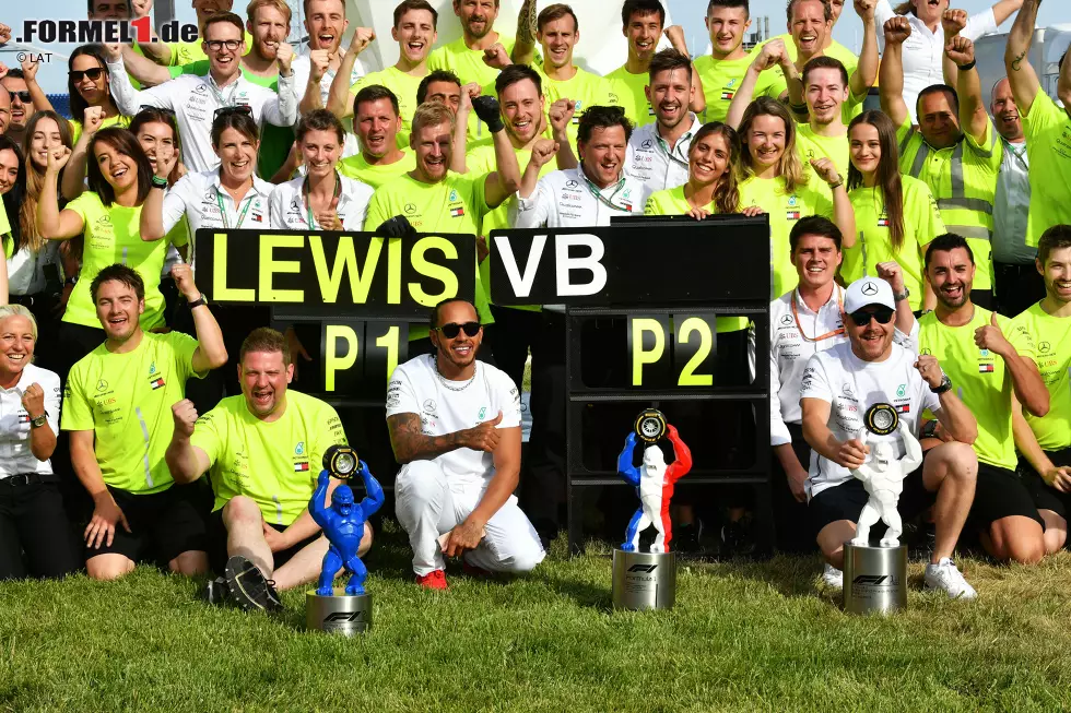 Foto zur News: Valtteri Bottas (Mercedes) und Lewis Hamilton (Mercedes)