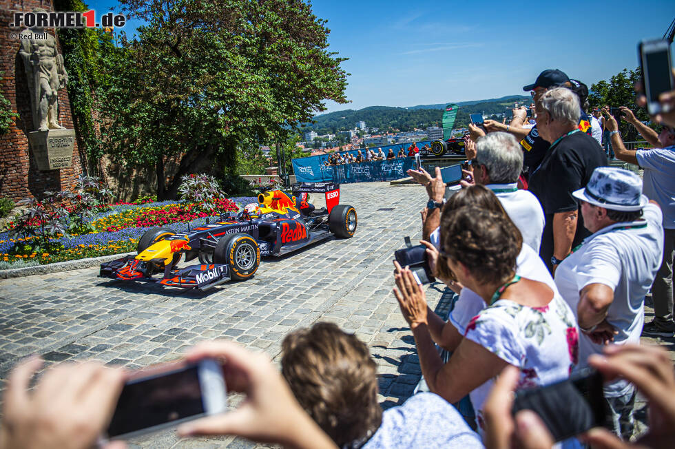 Foto zur News: Tolle Aktion: Max Verstappen eroberte am Mittwoch vor dem Grand Prix von Österreich 2019 den Grazer Schloßberg. Jetzt durch die besten Fotos klicken!