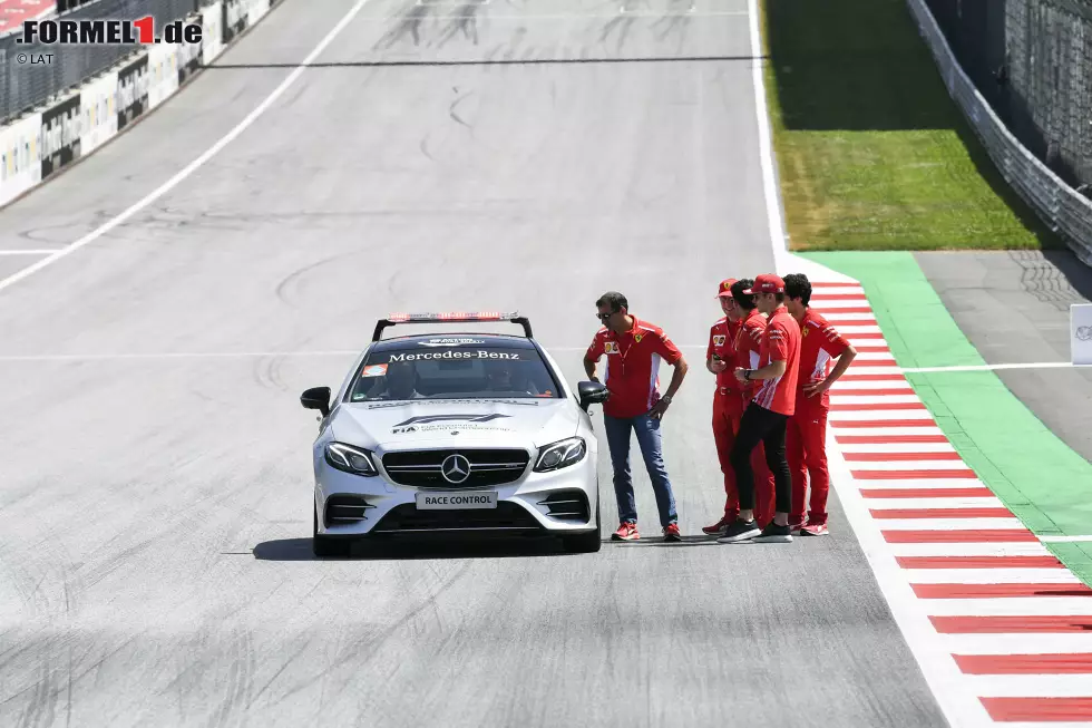 Foto zur News: Charles Leclerc (Ferrari) und Marc Gene