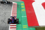 Foto zur News: Alexander Albon (Toro Rosso) und Lewis Hamilton (Mercedes)