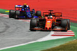Foto zur News: Sebastian Vettel (Ferrari) und Alexander Albon (Toro Rosso)