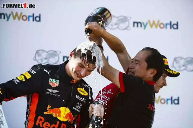 Foto zur News: Max Verstappen und Toyoharu Tanabe feiern den Sieg in Spielberg und den Erhalt eines Rekords. Klick dich jetzt durch die größten Siegesserien (inklusive Überraschung):