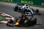 Foto zur News: Max Verstappen (Red Bull) und Valtteri Bottas (Mercedes)