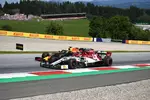 Foto zur News: Kimi Räikkönen (Alfa Romeo) und Max Verstappen (Red Bull)