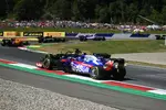 Foto zur News: Romain Grosjean (Haas) und Alexander Albon (Toro Rosso)